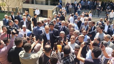 انهيار أسرة فتحي سرور عقب صلاة الجنازة (صور)