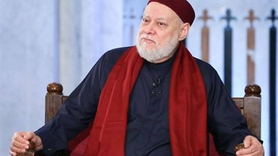 سيدة تسأل: هل يجوز الصلاة خلف التليفزيون؟ ومفتي الجمهورية السابق يجيب