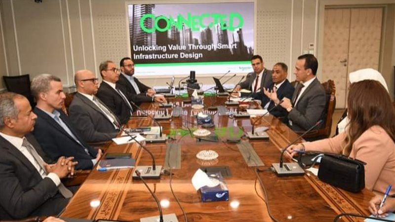 مساعد وزير الإسكان وممثلو شركة شنايدر إلكتريك