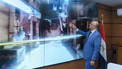 محافظ الإسكندرية يتابع تداعيات انهيار عقار بحي الجمرك من داخل غرفة العمليات