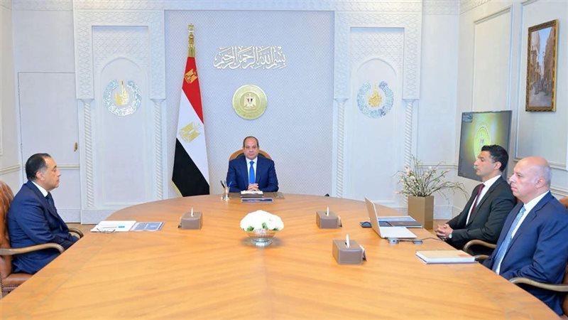 رئيس الجمهورية ووزير الصناعة بحضور رئيس الوزراء 