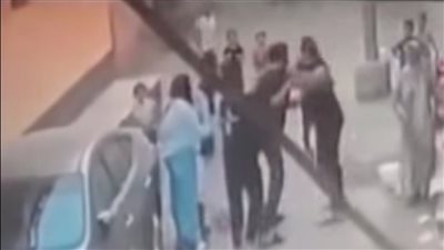 أمام والدته.. أب يطرح طفله أرضا في البدرشين «تفاصيل»
