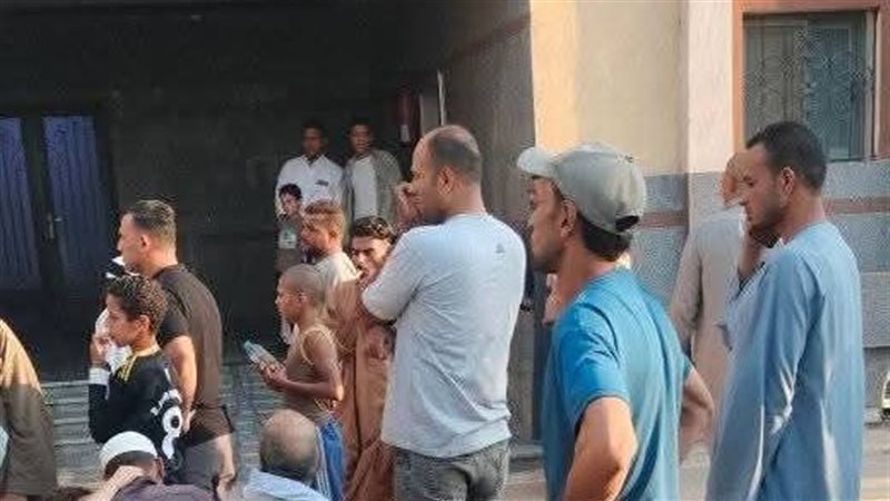 أسر الأطفال أمام المستشفى 