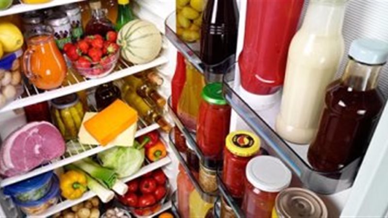 6 أطعمة يومية تدمرها برودة الثلاجة بدلاً من حفظها 