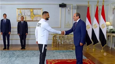 اوعى تزعل مني.. رسالة طريفة من الرئيس السيسي إلى محمد صلاح خلال تكريم المنتخب