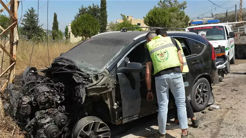 سيارة استهدفتها غارة إسرائيلية في كفر رمان بجنوب لبنان