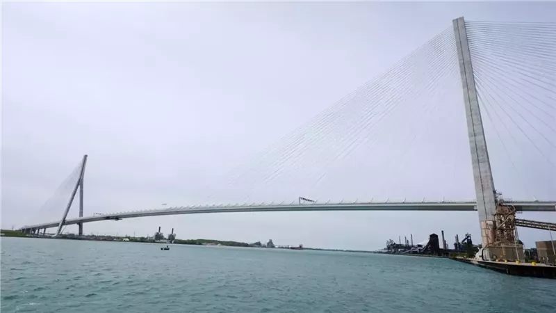 جسر ديترويت وكندا 