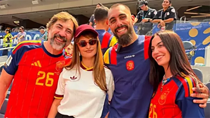 خافيير باردم يحتفل بتأهل إسبانيا لنصف نهائي كأس العالم