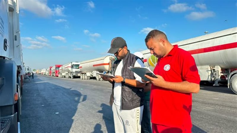 الهلال الأحمر المصري يدفع قافلة «زاد العزة» 