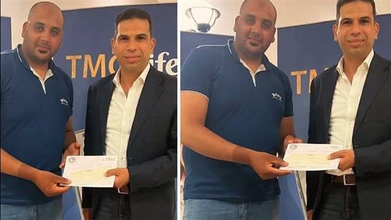 تسليم شيك ب100 ألف جنيه لعامل الدليفرى