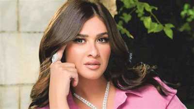  ياسمين عبد العزيز تشعل مواقع التواصل برد طريف عن سر جمالها