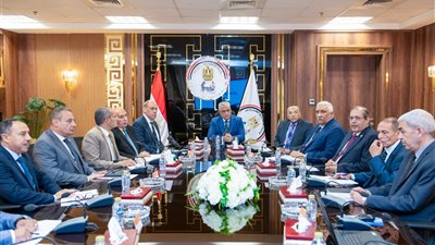 وزير  الدولة للإنتاج الحربي يتابع خطط تطوير شركات إنتاج الذخائر