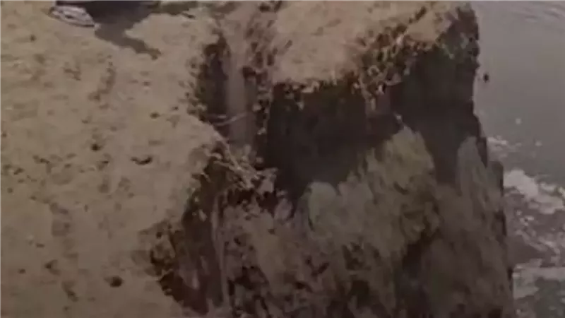 صور من الانهيار الحادث 