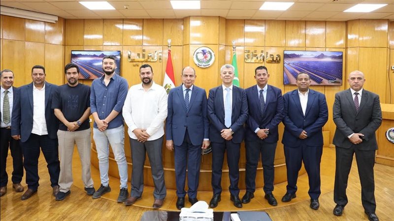 محافظ المنيا مع وفد الشركة 