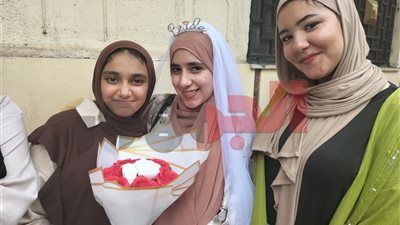 بالورد والذهب.. استقبال مميز لطالبة ثانوية بدمياط وعريسها في انتظارها