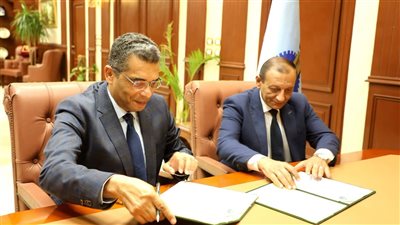 محافظ البحر الأحمر ورئيس هيئة الموانئ يوقعان بروتوكول تعاون لتشغيل مينائي شلاتين وأبو رماد
