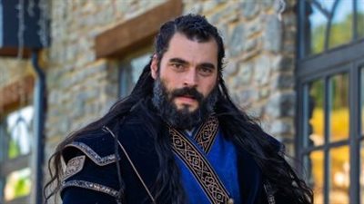 أكين أكينوزو بإطلالة تاريخية جديدة.. شعر طويل يجسّد هيبة السلطان في مسلسل “الحب والعرش”