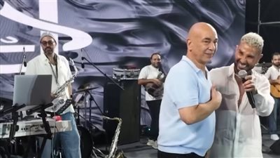 أحمد سعد يمازح حسام حسن على المسرح.. وتعليق عن زوجته يشعل تفاعل الجمهور