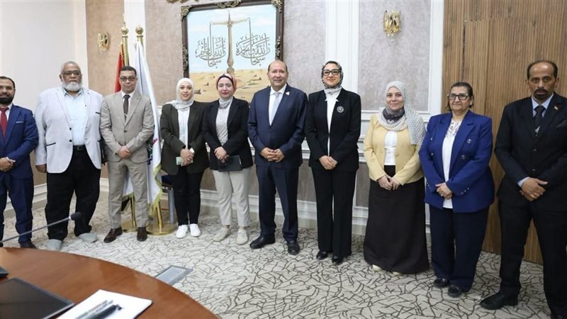 محافظ الوادي الجديد تستقبل السفير هشام بدر 