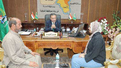 تعمل لمساندة أسرتها.. محافظ المنوفية يلتقي الطالبة 