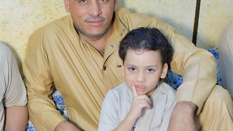 الراحل رزق سلامة برفقة أحد أبنائه 
