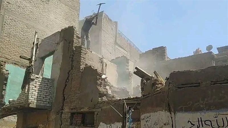 هدم عقار مهدد بالانهيار في السيدة زينب