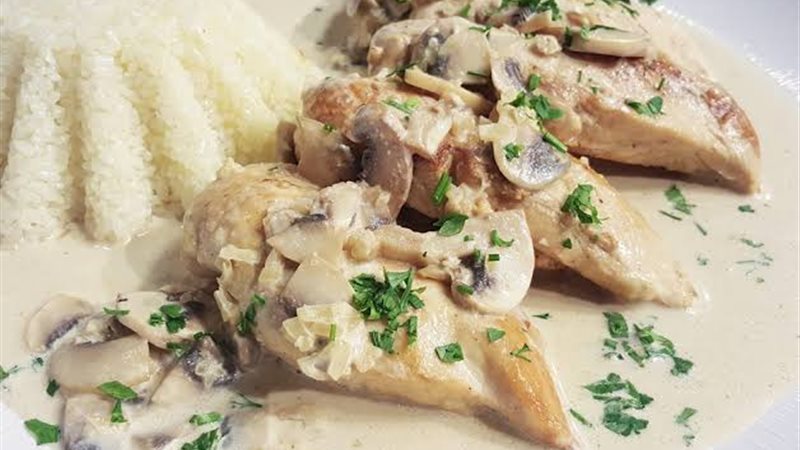 فيليه دجاج بصوص كريمي بالأعشاب