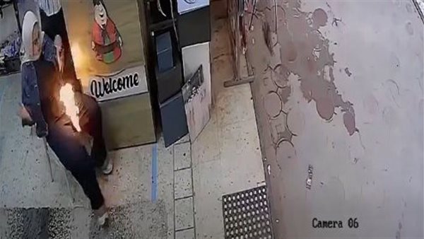  لحظة انفجار هاتف محمول بسبب السخونة