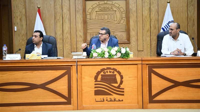 محافظ قنا