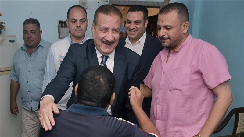 محافظ بورسعيد يزور مواطن عاجز