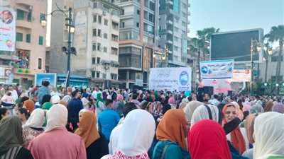 بالبلالين والهدايا، الدمايطة يحتفلون بأول أيام عيد الفطر بميدان الساعة