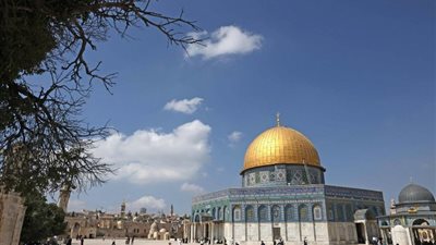 الفلسطينيون يحيون عيد الفطر بالصلاة في المسجد الأقصى والحرم الإبراهيمي