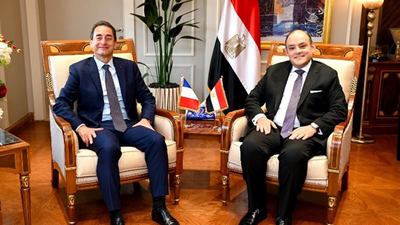وزير التجارة والصناعة مع سفير فرنسا بالقاهرة