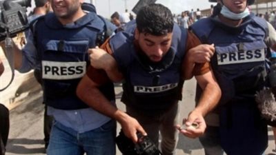 إصابة 3 صحفيين في قصف الاحتلال وسط مخيم النصيرات بقطاع غزة