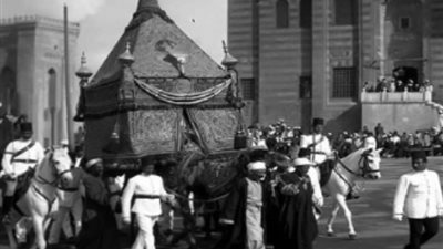 مشهد تهفو إليه النفوس.. لحظة خروج كسوة الكعبة من مصر 1911 (فيديو)