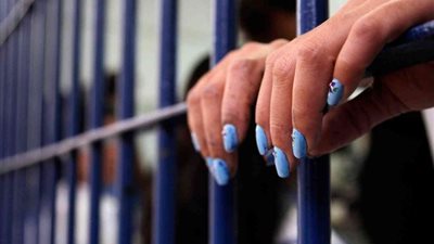 حبس فتاة قتلت أمها حرقا بالوراق 4 أيام على ذمة التحقيق