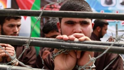 الأسرى الفلسطينيون يتعرضون لعمليات إبادة داخل سجون الاحتلال