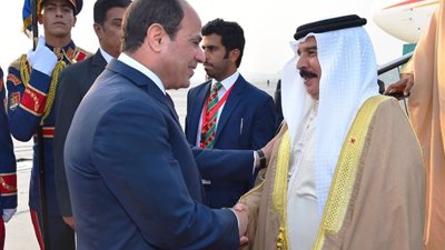 الرئيس السيسي يستقبل ملك البحرين بمطار القاهرة