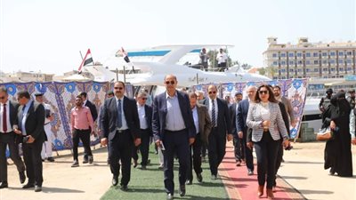 محافظ دمياط ووفد سفراء الدول الأمريكية فى جولة نيلية من كوبرى دمياط