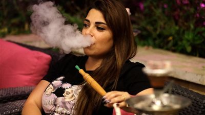 نفقة تدخين الزوجة وتحميلها للرجل تحدث خلافا بين الفقهاء، وأزهري: نحتاج إلى فقه عصري