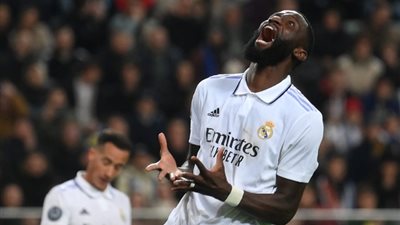 لاعب ريال مدريد يصرخ 