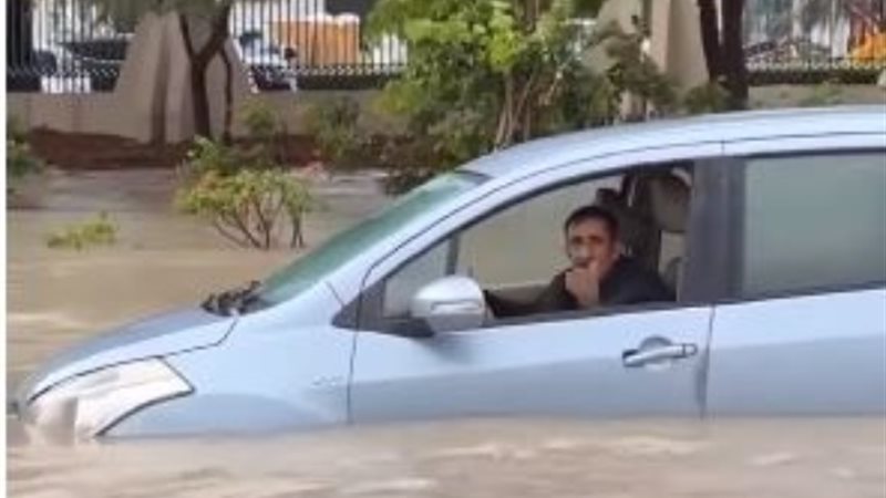 شاب مصري ينقذ مسنا من الغرق في سيول دبي