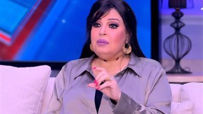 ميكانيكي قاعد تحت رجلها، فيفي عبده تسخر من جمال كيم كاردشيان (فيديو)