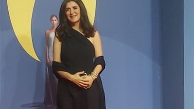 بفستان أسود قصير، غادة عادل تحضر افتتاح مهرجان أسوان لأفلام المرأة