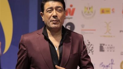 أحمد وفيق على السجادة الحمراء بمهرجان أسوان لأفلام المرأة