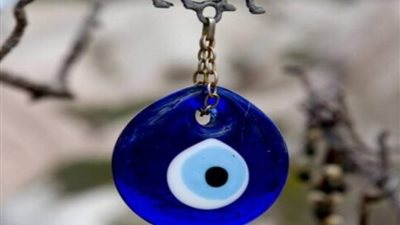 داعية إسلامي يحذر من تعليق الخرزة الزرقاء: 