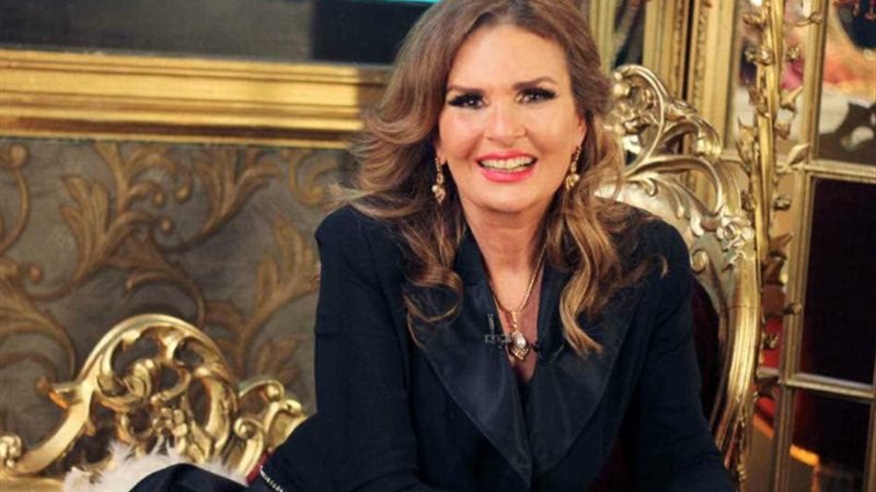 الفنانة يسرا