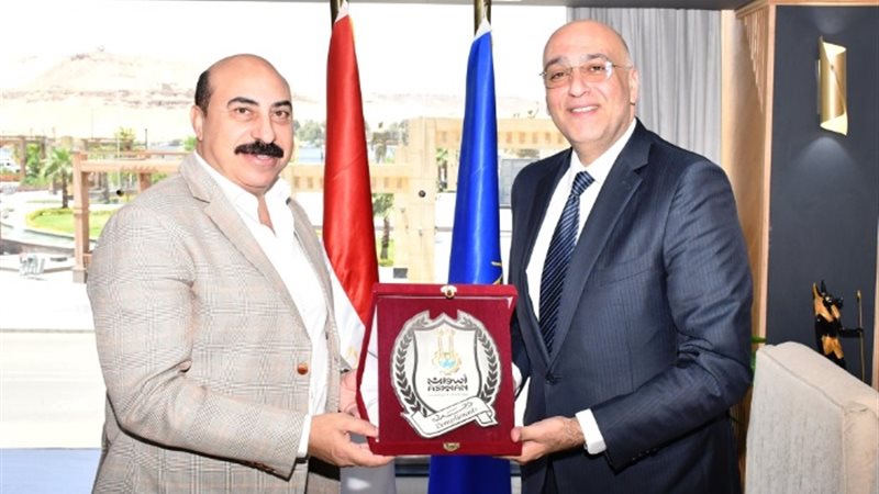 أشرف عطية محافظ أسوان وباسل رحمي
