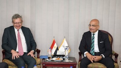 «عين شمس» تبحث مع السفير الفرنسي سبل التعاون مع جامعات بلاده