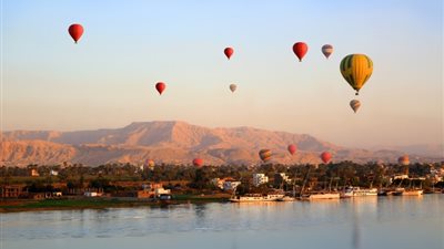 سماء الأقصر تتزين بـ 50 رحلة بالون طائر